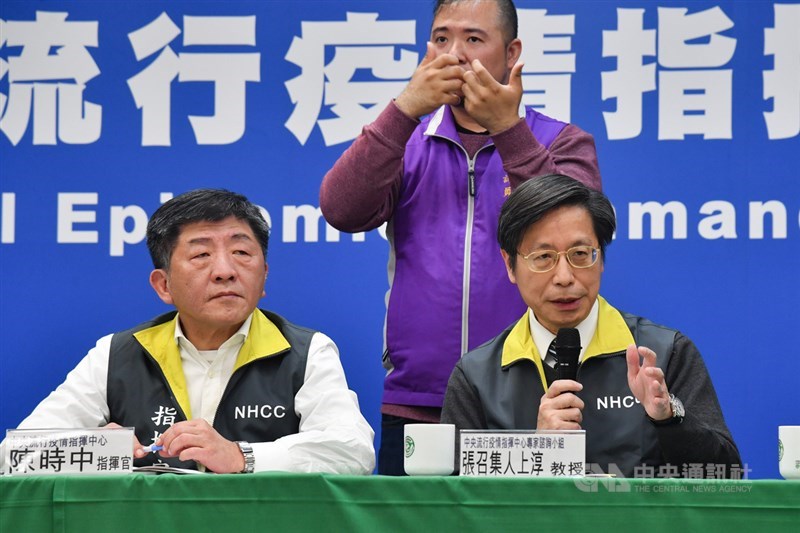 中央流行疫情指揮中心17日晚間舉行記者會,指揮官、衛福部長陳時中(前左)宣布國內新增2例武漢肺炎確診個案,專家諮詢小組召集人張上淳(前右)針對社區感染進行回應。中央社記者林俊耀攝 109年2月17日