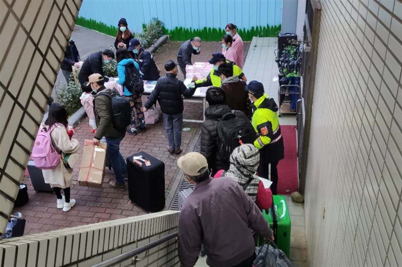 因武漢肺炎疫情,首批包機回台的246名在檢疫所的台商18日解除隔離。一早台商陸續離開房間,先在簡易的檢哨站,由防疫人員再次進行體溫量測及酒精消毒等防疫工作。(湖北武漢台胞返鄉自救會提供)中央社記者吳睿騏桃園傳真 109年2月18日