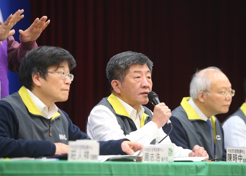 中央流行疫情指揮中心指揮官陳時中(中)18日下午在記者會中宣布,日本鑽石公主號列武漢肺炎感染區,船上台灣旅客必須依指揮中心安排,統一搭乘包機回台,並遵守相關隔離檢疫措施。中央社記者謝佳璋攝 109年2月18日