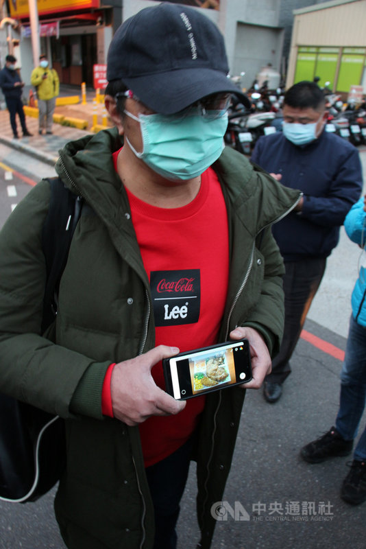 因武漢肺炎疫情,集中在中區檢疫場所的69人18日搭乘遊覽車「出關」,其中在中區檢疫場所的周姓工程師,出示在檢疫場所的餐飲照片,強調飲食沒有不佳。中央社記者蘇木春攝 109年2月18日
