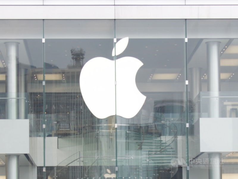 蘋果公司17日表示,武漢肺炎導致iPhone供貨吃緊、旗下產品在中國需求不振,本季營收將達不到原估水準。(中央社檔案照片)