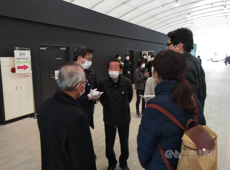 爆發武漢肺炎疫情的鑽石公主號遊輪19日解除隔離,駐日代表謝長廷上午抵達橫濱碼頭,準備迎接國人下船。(駐日代表處提供)中央社 109年2月19日