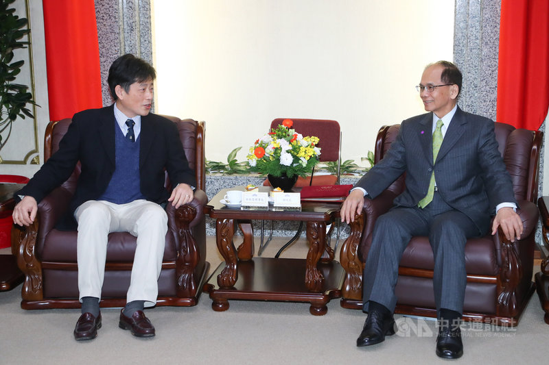 立法院長游錫堃(右)19日在立法院接見公民監督國會聯盟理事長吳鯤魯(左),雙方對談交換意見。中央社記者王騰毅攝 109年2月19日