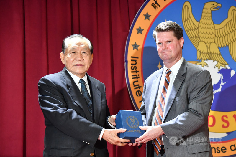前美國國防部印太安全事務助理部長薛瑞福(Randall Schriver)(右)19日赴國防安全研究院,以台美關係為主軸發表演講,國防院董事長霍守業(左)致贈紀念禮品。中央社記者林俊耀攝 109年2月19日