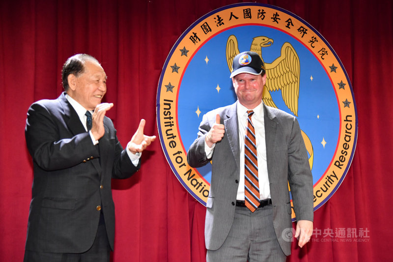 前美國國防部印太安全事務助理部長薛瑞福(Randall Schriver)(右)訪台,19日赴國防安全研究院演講,會後戴上國防院董事長霍守業(左)致贈的紀念帽,開心比讚。中央社記者林俊耀攝 109年2月19日