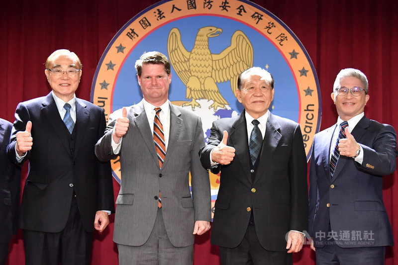 前美國國防部印太安全事務助理部長薛瑞福(Randall Schriver)(左2)訪台,19日到國防安全研究院發表演說,會後與退輔會主委馮世寬(左)、國防院董事長霍守業(右2)、外交部政務次長徐斯儉(右)等合影。中央社記者林俊耀攝 109年2月19日