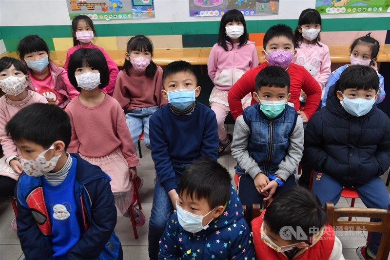 健保署21日晚間宣布,兒童口罩購買年齡將從現行12歲放寬至13歲(民國96年1月1日(含)後出生者),22日上路。(示意圖/中央社檔案照片)