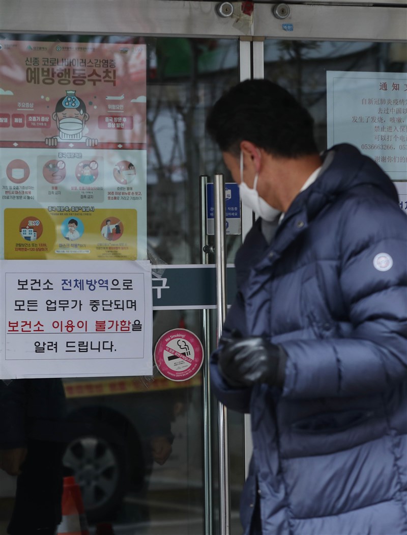 南韓連日累計出現3名感染途徑不明的武漢肺炎確診病例,韓國疾病管理本部18日對此表示,新型冠狀病毒疫情進入新局面。圖為大邱市一處醫療院所。(韓聯社提供)
