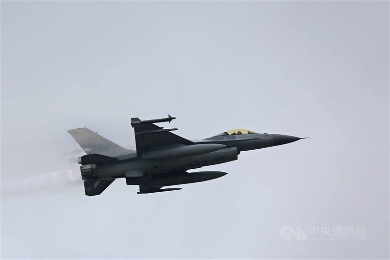 美國政府21日一次宣布3筆對台軍售案,包括F-16新式偵照莢艙(MS110)。圖為F-16戰機。(中央社檔案照片)
