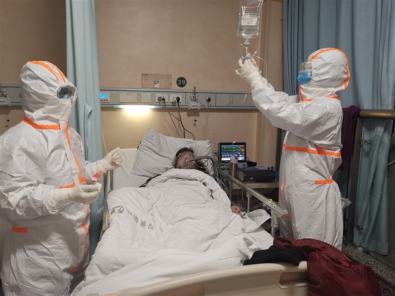 中國國家衛生健康委員會官網通報,湖北以外地區的新增確診病例,20日暴增至478例,比湖北通報的411例還多。圖為湖北同濟醫院醫護人員為武漢肺炎患者治療。(中新社提供)