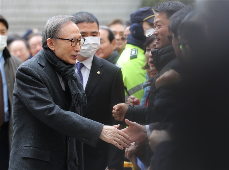 南韓前總統李明博(左前)涉嫌貪污受賄案,首爾高等法院19日二審判處他有期徒刑17年。(韓聯社提供)