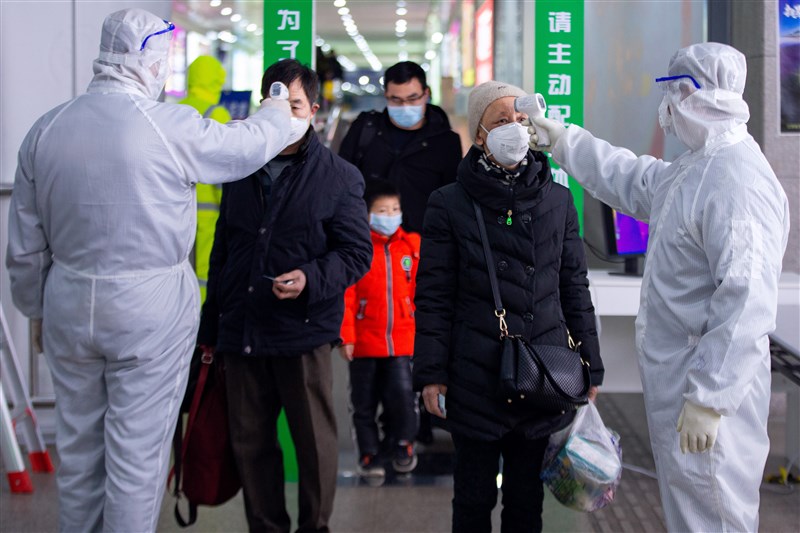 中國國家衛生健康委員會通報,2月18日武漢肺炎累計死亡病例已突破2000例,累計確診病例7萬4185例。圖為旅客在南京火車站出站口接受體溫測量。(中新社提供)