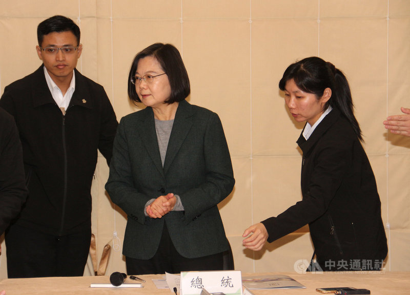 武漢肺炎疫情日趨嚴峻,總統蔡英文(中)20日視察積極投入相關疫苗及藥物研發的國家衛生研究院,肯定國衛院研發實力、慰勉同仁,並請國人安心。中央社記者管瑞平攝 109年2月20日