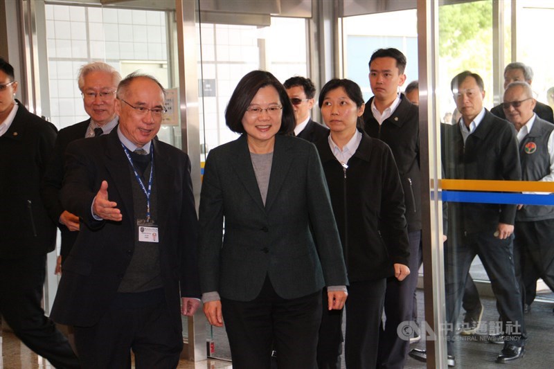 武漢肺炎疫情嚴峻,總統蔡英文(前右)20日視察國家衛生研究院最新疫苗與藥物研發進度,院長梁賡義(左前)親自報告「好消息」,已完成可能有效用藥瑞德西韋的合成流程。中央社記者管瑞平攝 109年2月20日