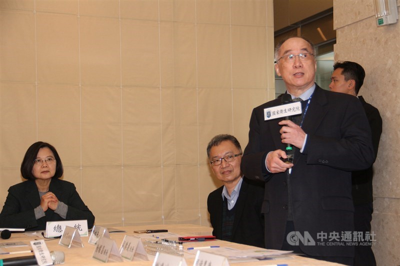 總統蔡英文(左)20日下午前往國家衛生研究院視察,國衛院長梁賡義(前右)簡報時表示,美國實驗性抗病毒藥物瑞德西韋被認為是對抗武漢肺炎極可能有效的藥物,目前已完成瑞德西韋合成,純度達97%,是防疫工作一大進展。中央社記者管瑞平攝 109年2月20日