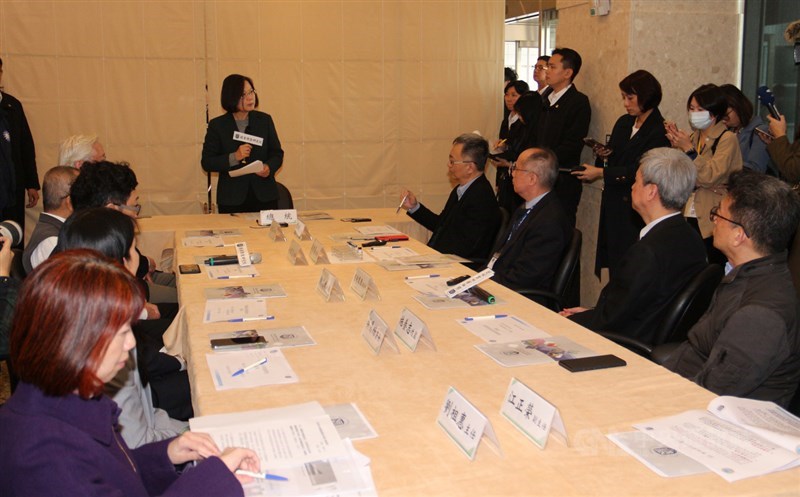 總統蔡英文(後中)20日視察國家衛生研究院,肯定國衛院平日厚植研發實力,能在武漢肺炎疫情爆發時迅速投入,防疫視同作戰,而疫苗、快篩試劑與藥物就是最好的後勤支援。中央社記者管瑞平攝 109年2月20日