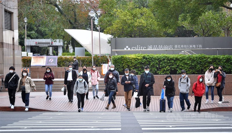 行政院會20日通過因應武漢肺炎的特別條例草案,規定若違反隔離檢疫措施,擅離隔離或檢疫處所,最高可罰新台幣100萬元。圖為民眾戴上口罩防疫。中央社記者王飛華攝 109年2月17日