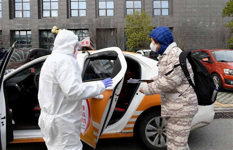中國湖北省衛生健康委員會通報,18日全省武漢肺炎新增死亡病例108人,累計死亡病例2029人;新增出院1209例,累計治癒出院1萬337例。圖為武漢協和醫院西院武漢肺炎患者治癒出院。(中新社提供)
