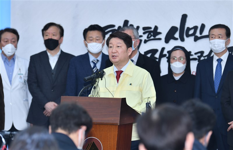 韓國政府20日表示,新型冠狀病毒疾病已突破防疫網,呈現社區感染及擴散蔓延的跡象。圖為大邱市長權泳臻(黃衣)發表武漢肺炎疫情爆發聲明。(韓聯社提供)