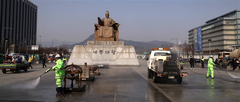 衛生福利部長陳時中21日在立法院備詢時表示,很快就會宣布日本、韓國進入旅遊疫情警示第二級。圖為南韓政府在旅遊景點首爾光化門廣場消毒。(韓聯社提供)