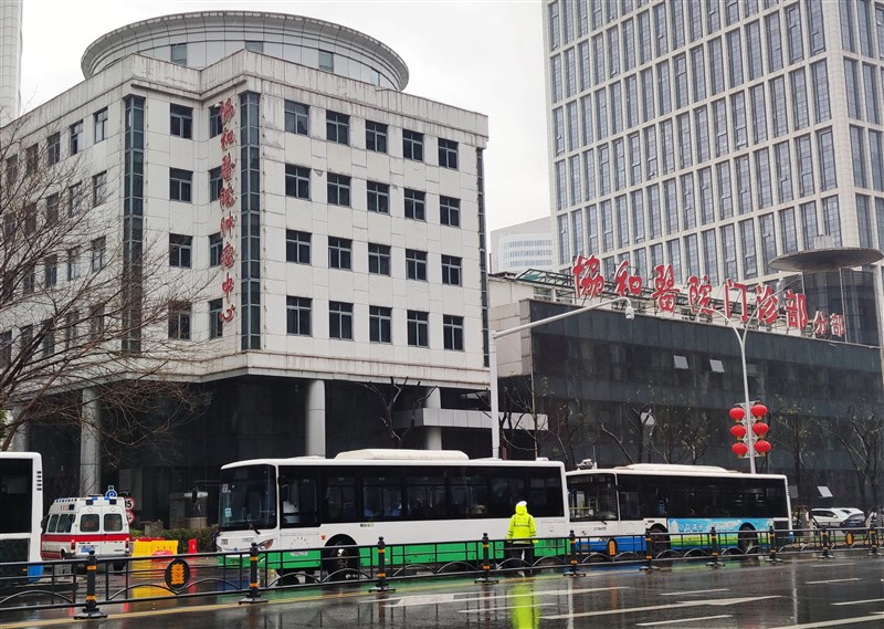 武漢肺炎疫情延燒,第一批被感染醫護人員出現在武漢協和醫院。圖為武漢協和醫院腫瘤中心收治新冠病人。(中新社提供)
