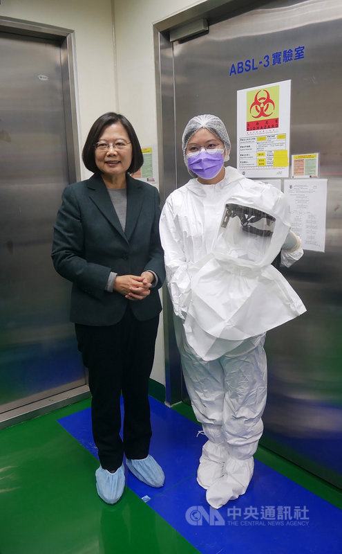 武漢肺炎疫情持續延燒,國家衛生研究院是國內唯一任務導向醫藥衛生研究機構,總統蔡英文(左)20日下午特別前往苗栗竹南視察國衛院疫苗中心,並參觀實驗室,了解最新疫苗與藥物研發進度。(國衛院提供)中央社記者管瑞平傳真 109年2月20日