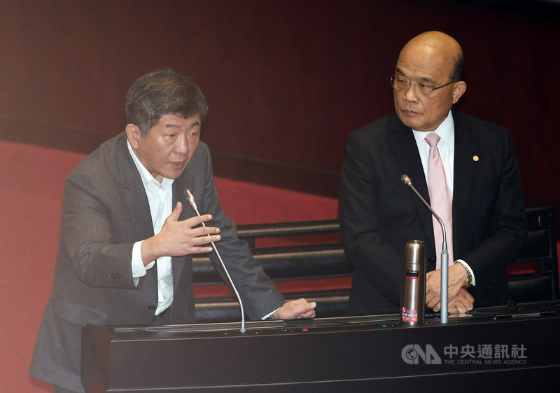 衛福部長陳時中(左)21日在立法院備詢時表示,很快就會宣布日本、韓國進入旅遊疫情警示第二級,「升級勢在必行」。右為行政院長蘇貞昌。中央社記者施宗暉攝 109年2月21日