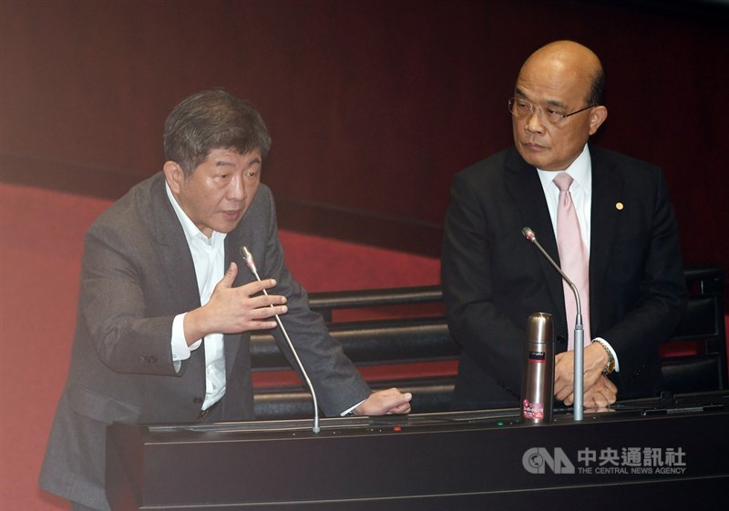 衛福部長陳時中(左)21日在立法院備詢時表示,很快就會宣布日本、韓國進入旅遊疫情警示第二級,「升級勢在必行」。右為行政院長蘇貞昌。中央社記者施宗暉攝 109年2月21日