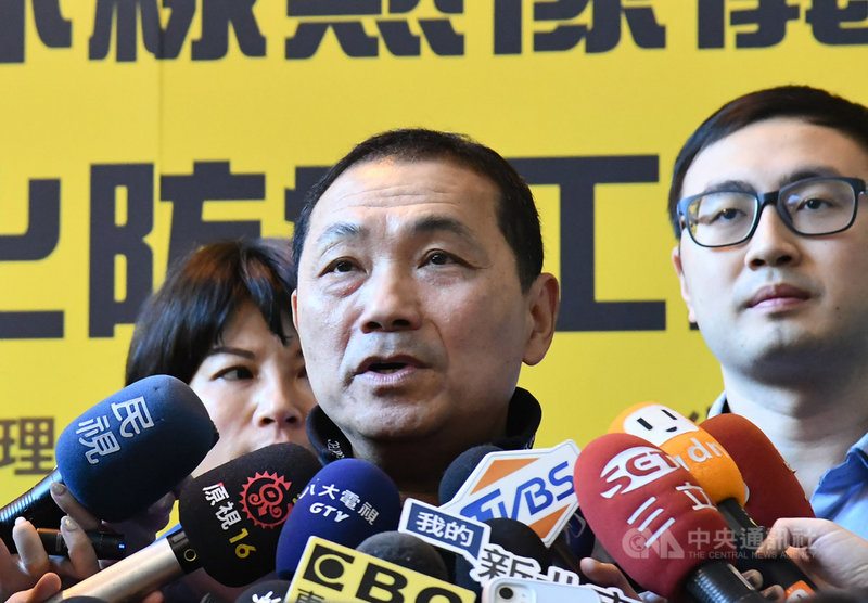新北市長侯友宜(中)21日表示,武漢肺炎居家檢疫量日漸攀升,因應可能的社區感染,市府已盤點並超前部署兩倍的物資準備。(新北市府提供)中央社記者管瑞平新北傳真 109年2月21日
