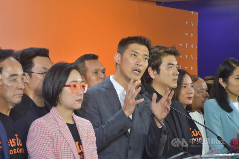泰國未來前進黨21日遭憲法法院解散,黨魁他納通(中)表示將以未來前進之名成立一個新的社會團體,繼續未來前進黨未竟之業。中央社記者呂欣憓曼谷攝 109年2月21日
