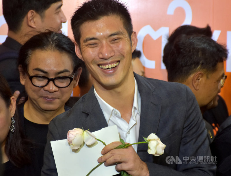 未來前進黨21日遭到憲法法院解散,黨魁他納通在黨部接受支持者加油打氣。中央社記者呂欣憓曼谷攝 109年2月22日