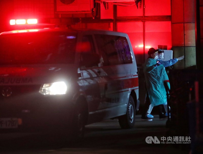 台灣政府包機接回日本郵輪鑽石公主號上台籍旅客19人及1名先遣醫師，21日深夜返台旅客穿著綠色防護衣，搭乘救護車直送醫院，準備進行武漢肺炎病毒採檢。中央社記者王騰毅攝　109年2月22日