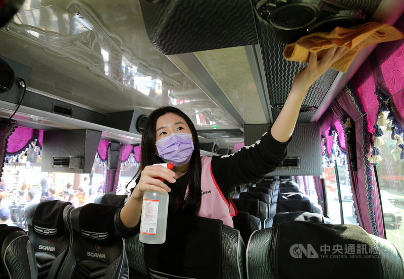 武漢肺炎疫情重挫旅遊業,台灣旅行業國民旅遊發展協會發起自救行動,推出安心旅遊行程,嚴格執行車內消毒清潔工作,車上也備有消毒酒精。中央社記者郭日曉攝 109年2月22日