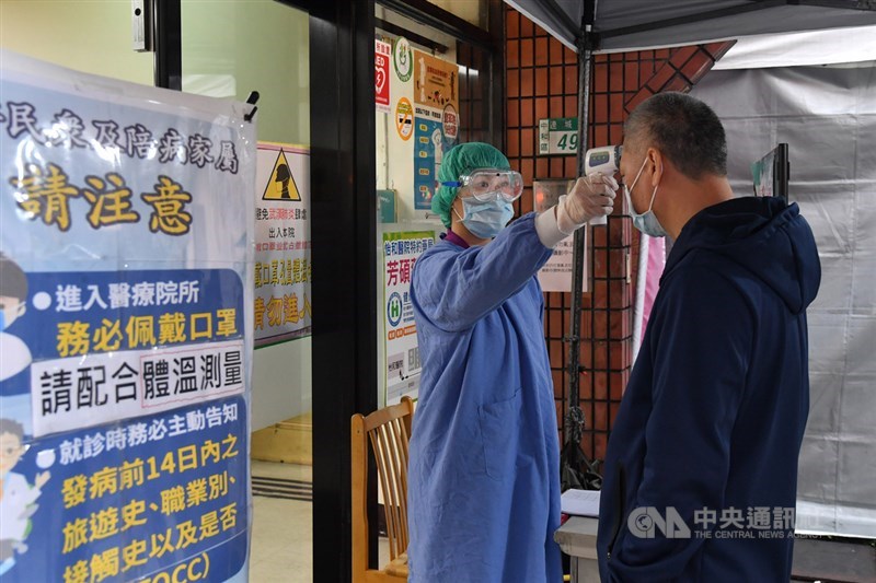 武漢肺炎疫情持續延燒,全台醫院對於前來就診的民眾加強防疫檢測,除全面量測體溫外,也要求配戴口罩入院。中央社記者林俊耀攝 109年2月18日
