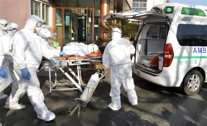韓國22日通報單日爆增229起武漢肺炎確診病例,累計433例,其中231人與大邱新天地教會有關,其次多數與清道大南醫院有關。(美聯社)