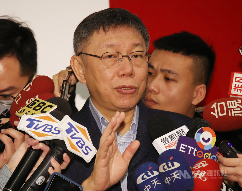 台灣武漢肺炎確診第24例所在縣市至今未公開,台北市長柯文哲(中)22日受訪時,再度主張疫情資訊應公開透明,並呼籲該做什麼準備就準備,但也不必太恐慌。中央社記者張新偉攝 109年2月22日