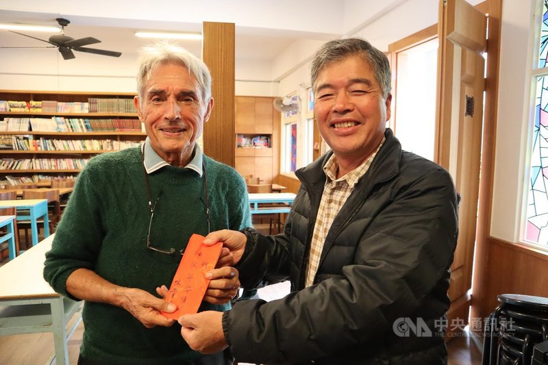 花蓮玉里天主堂法裔神父劉一峰(左)經營安德啟智中心,啟智中心學員做資源回收的倉庫22日發生火災,消息傳出後,許多民眾自動前往關心、出錢出力。圖為林姓營造業者捐款給劉一峰。中央社記者李先鳳攝 109年2月23日