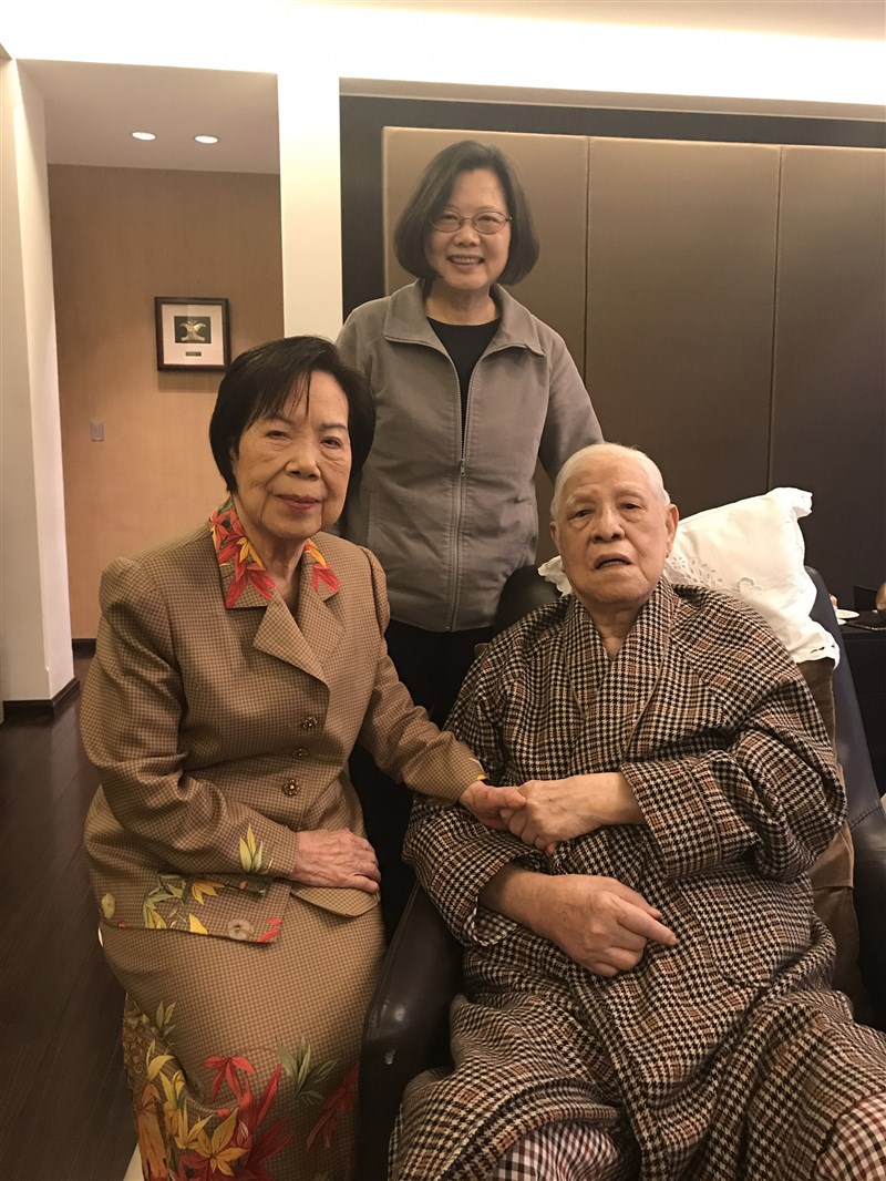總統蔡英文(後)民國108年2月3日下午前往前總統李登輝住所,探望李前總統(前右)和夫人曾文惠(前左)。 中央社 108年2月4日
