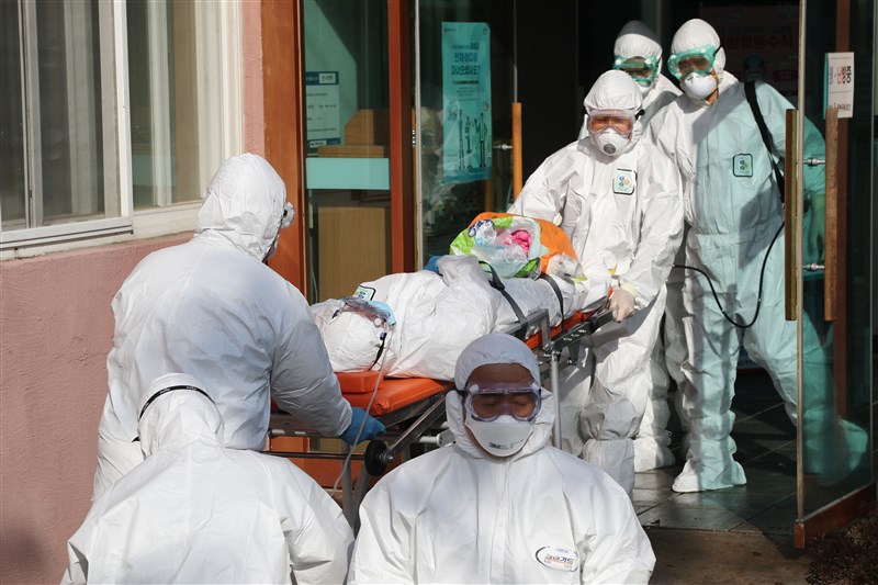 韓國武漢肺炎疫情擴大,外交部23日調升韓國旅遊警示至黃色。圖為韓國清道大南醫院將疑似感染武漢肺炎的病患轉移至另一間醫院。(韓聯社提供)