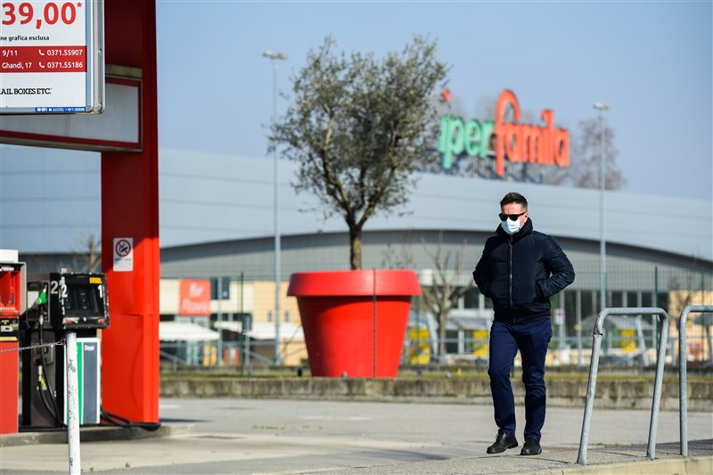 武漢肺炎疫情未緩,中央流行疫情指揮中心宣布,伊朗、義大利旅遊疫情提升至第一級「注意」。圖為義大利北部小鎮科多諾壟罩在武漢肺炎的陰影下,街道死寂一片。(法新社提供)