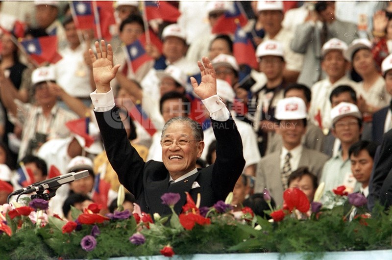 民國85年首次由公民直選總統副總統,由李登輝、連戰當選,李登輝(前)在就職典禮上舉雙手向表演人員及觀眾致意。(中央社檔案照片)