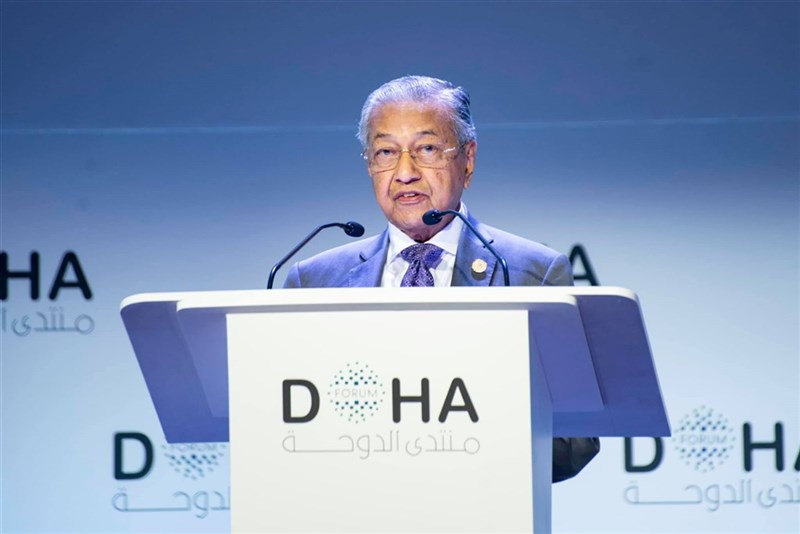 馬來西亞首相馬哈地(圖)24日宣布辭職,並接受過渡首相的峰迴路轉,看似身陷險境,實則絕處逢生。(圖取自facebook.com/TunDrMahathir)