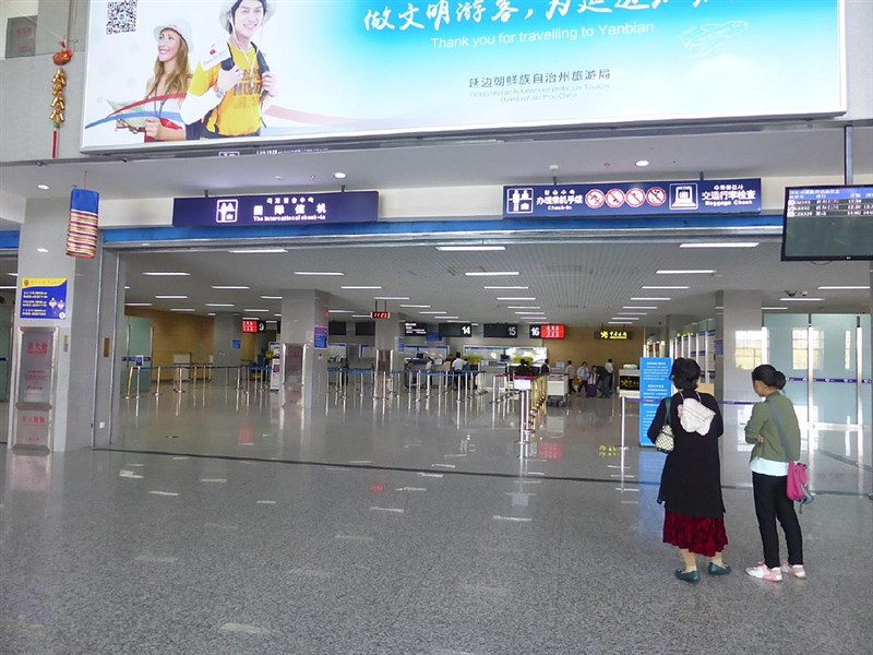 武漢肺炎自中國向外擴散,韓國成為重災區,韓國旅客眾多的中國延吉機場,23日深夜起設置專用空橋及通道,專供韓國旅客通行,以便隔離。圖為延吉朝陽川國際機場內部。(圖取自維基共享資源;作者Senkaku Islands,CC BY-SA 4.0)