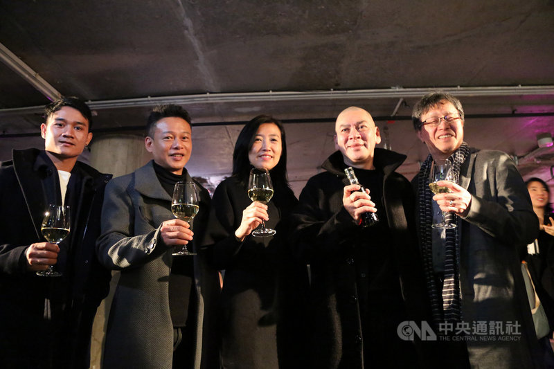導演蔡明亮(右2)、駐德國代表謝志偉(右1)、文化內容策進院院長胡晴舫(中)等人23日晚間出席柏林影展台灣之夜。(文化內容策進院提供)中央社記者林育立柏林傳真 109年2月24日