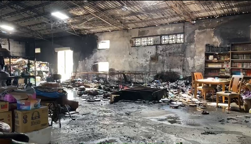 花蓮玉里天主堂璞石閣資源回收站22日清晨傳出火警,燃燒面積約300平方公尺,所儲放的大量二手物資幾乎付之一炬,所幸未傳人員傷亡。(民眾提供)中央社記者張祈花蓮傳真 109年2月22日
