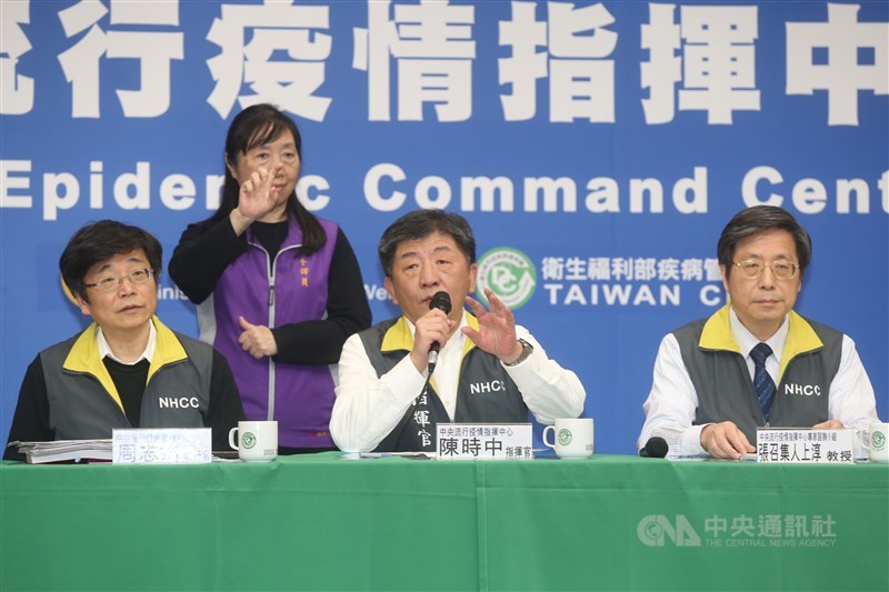 中央流行疫情指揮中心指揮官陳時中(中)24日宣布,台灣新增2例武漢肺炎確診個案,為23日公布北部80餘歲男群聚案的配偶和小兒子,目前全台確診病例累計30例。中央社記者鄭傑文攝 109年2月24日