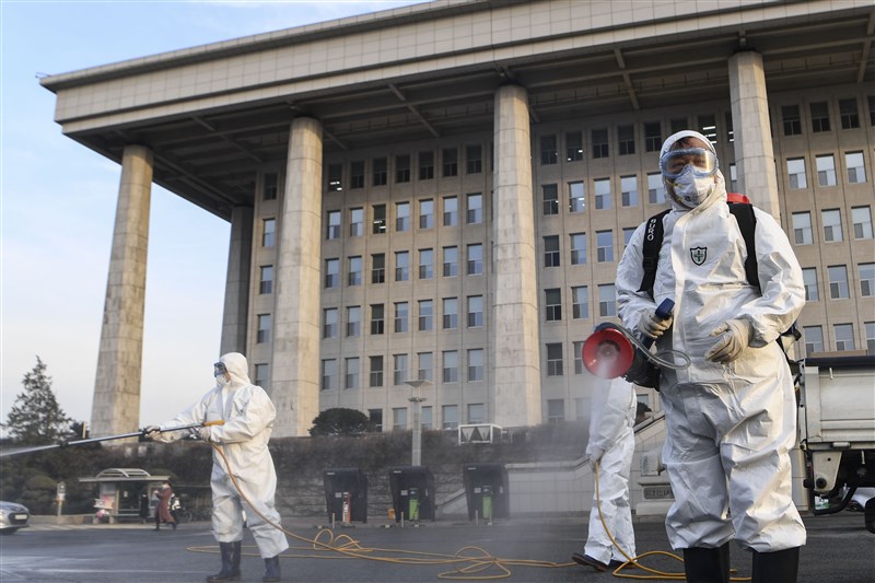 韓國武漢肺炎疫情延燒,24日證實一名確診者曾出席國會議員主辦的公聽會,當天出席的國會副議長、議員都已進行採檢,國會也緊急宣布封閉本館及議員會館進行消毒。(韓聯社提供)