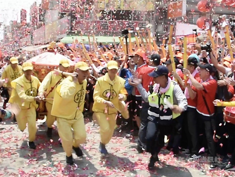苗栗通霄白沙屯媽祖進香活動是否因武漢肺炎疫情生變,拱天宮主委洪文華25日接受媒體電訪時表示,3月1日將開進香籌備會議。圖為2019年4月11日白沙屯媽祖鑾轎進入北港朝天宮駐駕,接受民眾參拜。(中央社檔案照片)