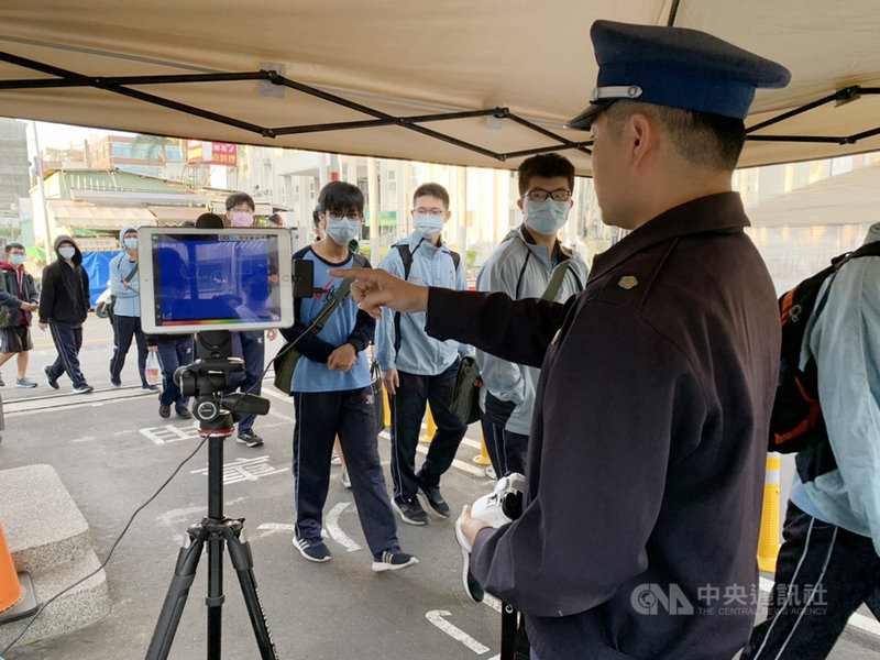 因應武漢肺炎疫情,25日開學日,台中一中採取嚴謹防疫措施,校門口除架設紅外線熱像儀先做體溫初篩,接著還分3個通道,為學生量測額溫。(台中一中提供)中央社記者蘇木春傳真 109年2月25日