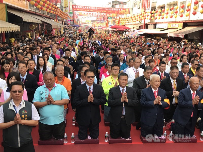 大甲媽遶境活動即將登場,許多民眾憂慮可能成為武漢肺炎防疫漏洞。圖為2019年4月11日大甲媽祖遶境新港奉天宮進香活動,信眾虔誠向媽祖行三跪九叩禮。(中央社檔案照片)